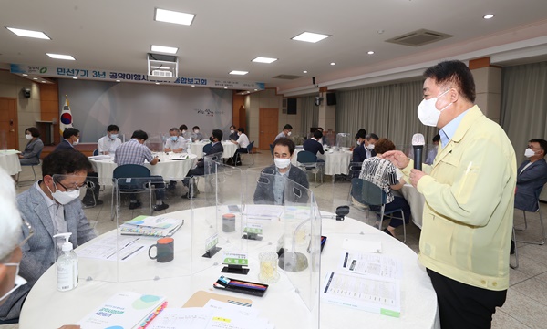 한범덕 청주시장이 지난 23일 열린 공약사업 종합보고회에 참석해 인사말을 하고 있다. /청주시 제공