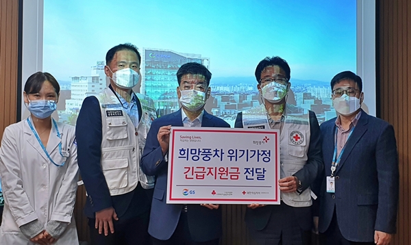 대한적십자사 충북지사가 28일 청주한국병원에서 치료 중인 외국인 근로자 덩듀안씨에게 의료비 300만원을 긴급 지원했다.