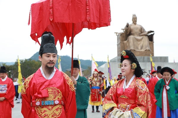 지난 9월 서울 광화문에서 열린 세종대왕 초정약수축제 어가행차 퍼포먼스 모습.