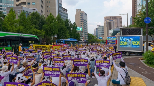 기독교복음선교회(JMS)교인협의회가 지난달 30일 서울시청 앞에서 5천여 명이 참여한 가운데 정명석 목사의 억울함을 호소하는 평화시위를 진항하고 있다. /기독교복음선교회 교인협의회 제공