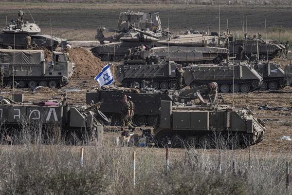 이스라엘군 장비와 병력이 15일(현지시각) 이스라엘 남부 가자지구 인근 집결지에 모여 있다. 2023.10.16. /뉴시스