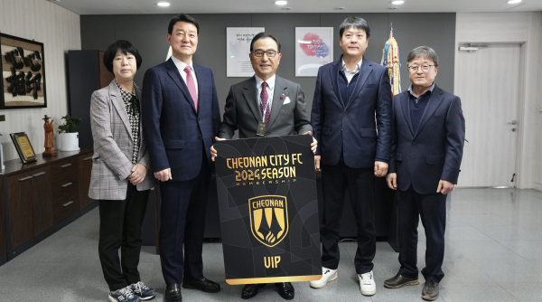 박상돈 천안시장(가운데)이 천안시티FC 2024 K리그2 시즌권 구매 릴레이에 1호 구매자로 동참했다. /천안시 제공