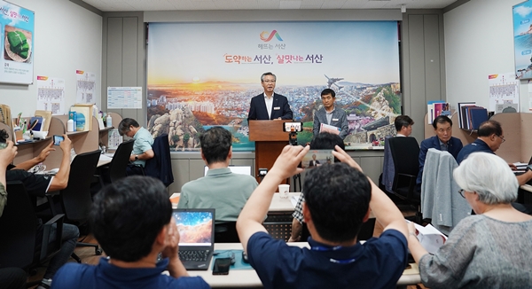 7일 시청 브리핑룸에서 열린 기자회견에서 박경환 서산시 일자리경제과장이 소상공인 부담 완화를 위한 시책을 설명했다.