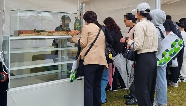  한 참여 업체가 변경된 행사 시작시간보다 일찍 온 시민들 때문에 판매 준비를 다 마치지 못한채 손님들을 받고 있다.  /남연우기자