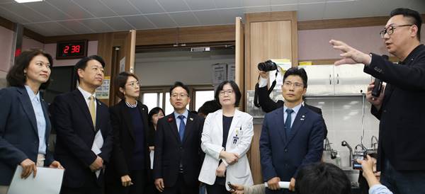 지난 18일 충북대학교 국정감사가 열리기 전 국회 교육위원회 의원 6명이 의과대학을 방문해 의대 시설을 둘러보고 있다. /뉴시스