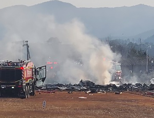 29일 오전 9시 7분께 전남 무안군 망운면 무안국제공항 활주로에서 방콕발 무안행 제주항공 여객기가 착륙 과정에 불시착, 항공·소방 당국이 불을 끄고 있다. /뉴시스