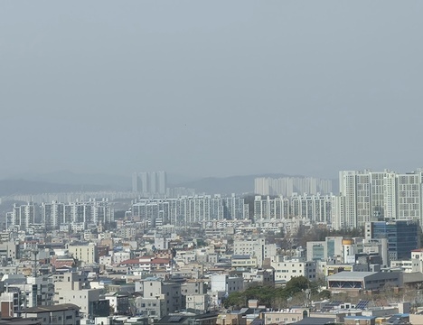 중국발 황사 유입…미세먼지로 뿌연 청주 도심