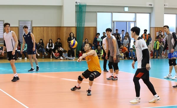 진천선수촌에서 국가대표 배구 선수들의 연습경기장면을 행사에 참가한 어린이들이 관람하고 있다