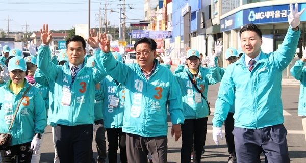 바른미래당 채현병 홍성군수 후보(가운데)를 비롯한 도의원·군의원 후보들이 지난 1일 합동 출정식을 열었다.
