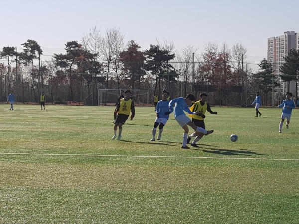 22일 고3 학교스포츠클럽대회 축구 예선에서 주성고등학교와 세광고등학교 선수들이 경기를 펼치고 있다.