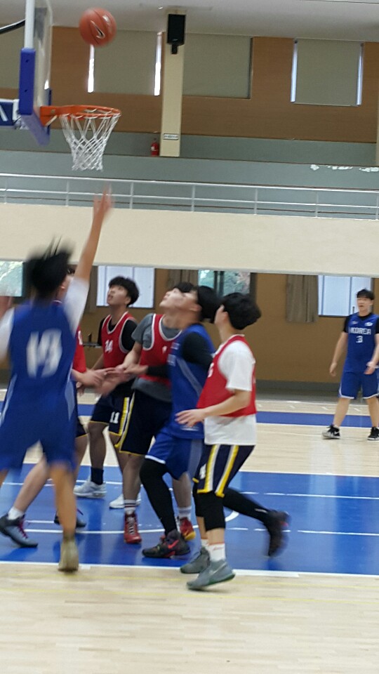 22일 농구 예선전에서 봉명고등학교와 금천고등학교 선수들이 경기를 펼치고 있다.