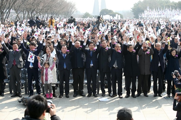 제100주년 3·1절을 맞은 지난 1일 천안시 독립기념관에서 기념식이 열려 시민들이 만세 삼창을 하고 있다.