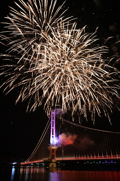 지난 5일 예당호 출렁다리 개통 야간 점등식이 열린 가운데 불꽃놀이를 진행하고 있다.