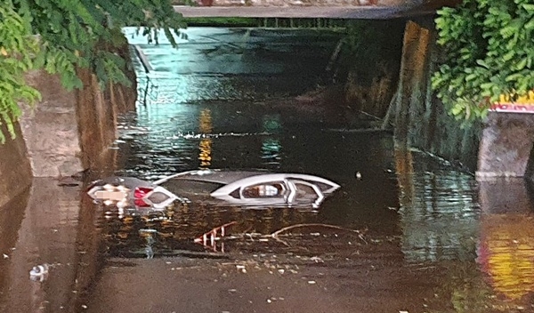 30일 오전 4시9분께 폭우로 침수된 증평군 증평읍 사곡리 지하차도를 지나던 한 승용차가 물에 빠져 있다. /독자제공