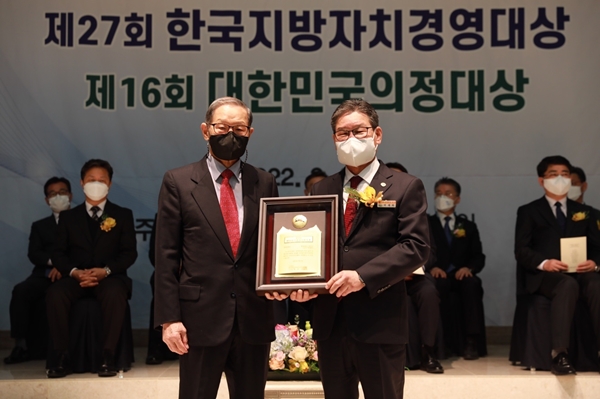 박세복 군수(오른쪽)가 지난 3월 (사)한국공공자치연구원으로부터 한국지방자치경영 종합대상을 받은 모습.