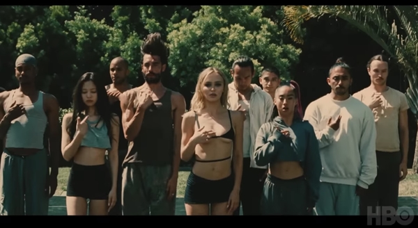 걸그룹 '블랙핑크' 제니(왼쪽 두 번째)가 출연한 미국 HBO의 새 드라마 시리즈 '디아이돌' 작품. /HBO 유튜브 '디 아이돌' 캡쳐.