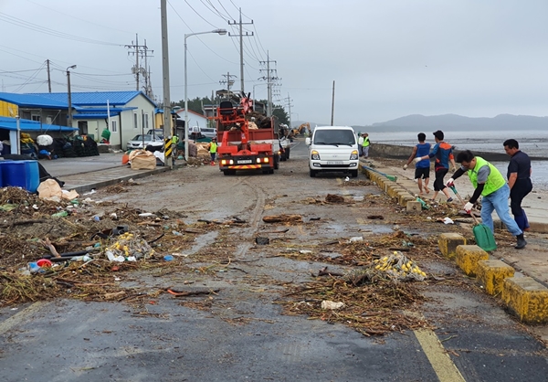 서천군 서면 도둔지구 도로가 만조로 해양쓰레기로 뒤덮인 모습. /서천군 제공
