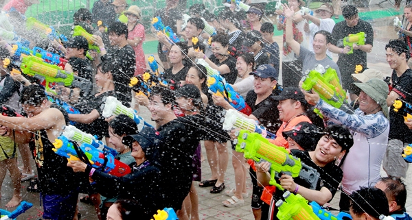 보령머드축제 참가자들이 '송크란 페스티벌 IN 보령'을 즐기고 있다. /보령시 제공