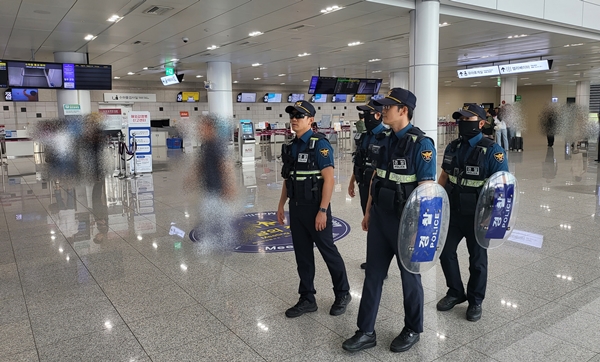 전국에서 공항 폭탄테러 예고글이 온라인상에 잇따라 올라오는 가운데 경찰관 기동대원들이 청주국제공항 순찰을 강화하고 있다. /충북경찰청 제공