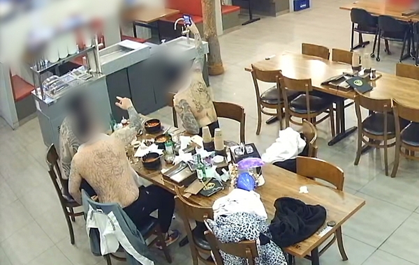 지난 1월 음성군의 한 식당에서 문신을 드러낸 조직폭력배 3명이 휴대전화로 셀카를 찍고 있다. /충북경찰청 제공