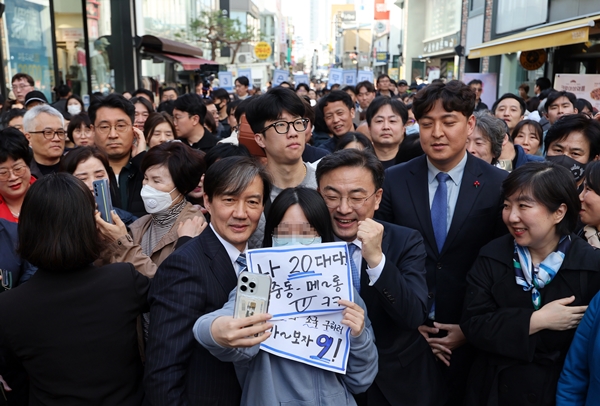 조국 조국혁신당 대표가 24일 청주를 찾아 지지자들을 만나고 있다. /연합뉴스