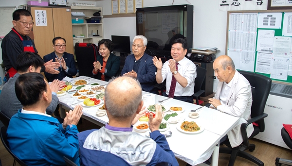 김창규 시장이 화산동 갈마골 경로당을 방문해 점심식사를 하며 의견을 청취하고 있다. /제천시 제공