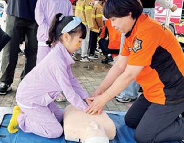 임소영 어린이가 진천선수촌 소방안전체험 부스에서 심폐소생술 교육을 받고 있다.