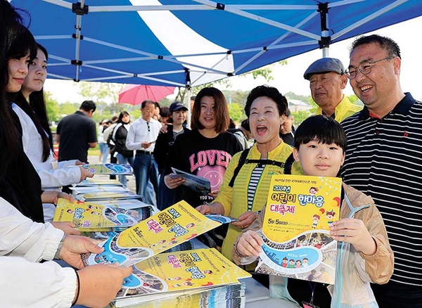 참가자들이 팜플렛을 받고 있다.