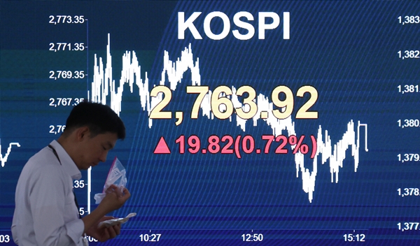 첨부용. 코스피가 전 거래일(2744.10)보다 19.82포인트(0.72%) 오른 2763.92에 장을 마친 18일 서울 여의도 KB국민은행 스마트딜링룸에서 직원들이 업무를 보고 있다. 코스닥지수는 전 거래일(858.96)보다 0.01포인트(0%) 내린 858.95에 거래를 종료했다. 서울 외환시장에서 원·달러 환율은 전 거래일(1381.2원)보다 0.1원 내린 1381.1원에 마감했다. 2024.06.18. /뉴시스