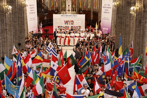 지난달 28일 서울 중구 명동성당에서 열린 '2027 서울 세계청년대회(WYD) 발대식'에서 참가자들이 기념촬영을 하고 있다. /천주교 서울대교구 제공